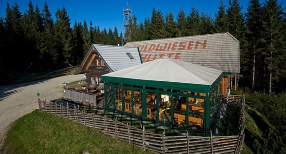 Wildwiesenhütte von Süden