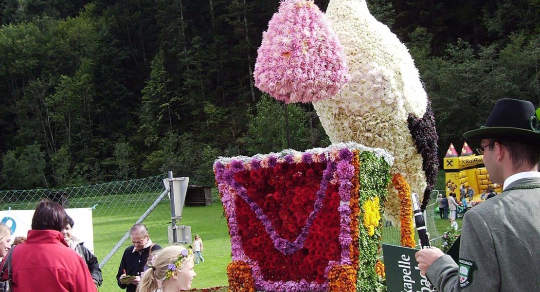 Miesenbach am Blumenkorso in Fischbach