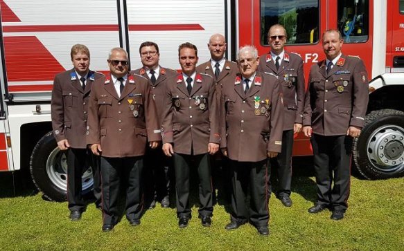 Feuerwehr Miesenbach: Ehrungen und Auszeichnungen verdienter Kameraden