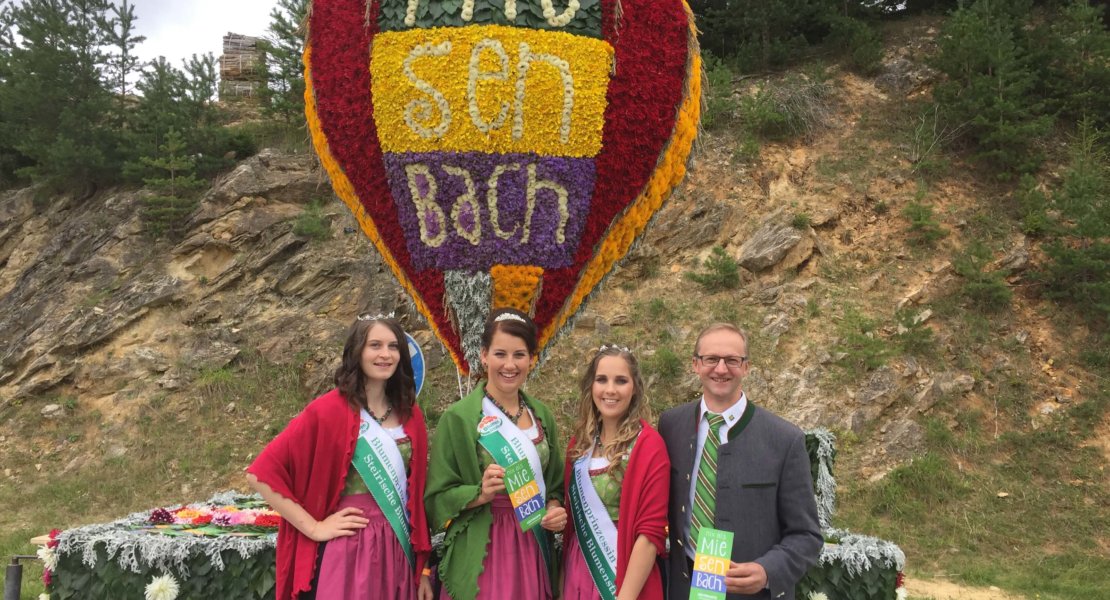 Bürgermeister Karl Maderbacher und die Blumen-Regentinnen 2015-2017