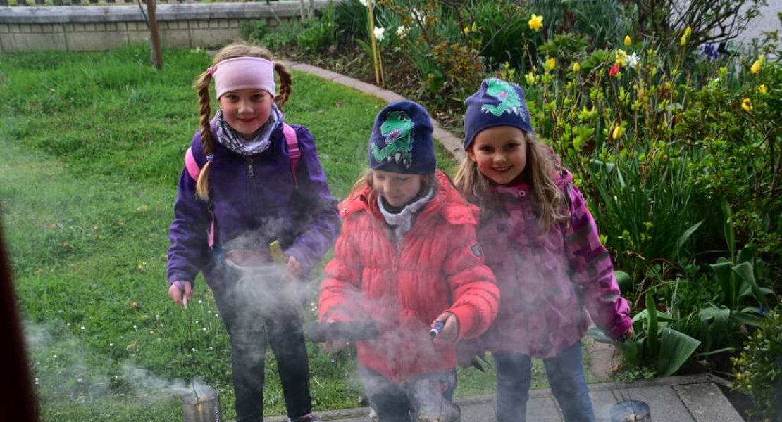 Osterfeuer bringen in Miesenbach die Kinder