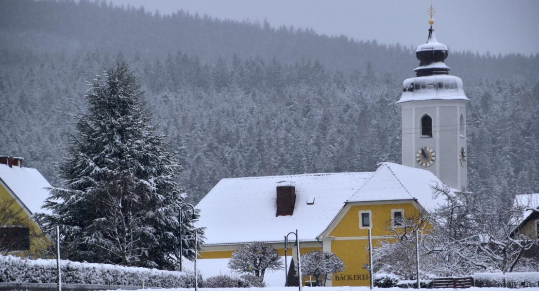 Miesenbach verschneit Arbesleitner Kirchturm