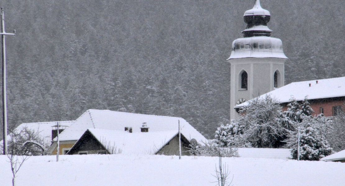 Miesenbach verschneit Kirchturm