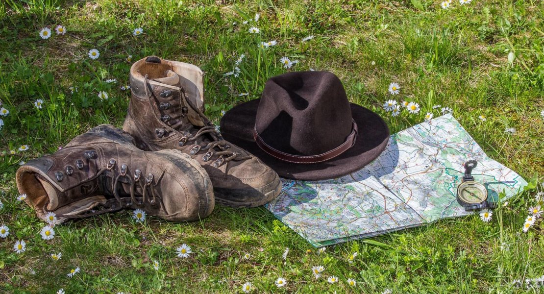 Wanderstiefel mit Karte und Hut