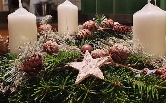 Gemeinsames Adventkranzbinden