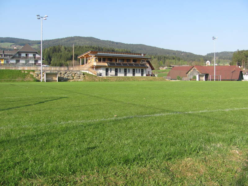 Blick über das Fußballfeld zum Clubhaus